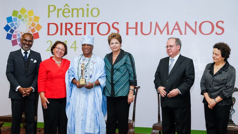 Presidenta Dilma Rousseff entrega o prêmio a Comissão de Combate à Intolerância Religiosa (Carlos Alberto Ivanir dos Santos) na categoria Promoção e Respeito à Diversidade Religiosa, durante cerimônia de entrega do Prêmio Direitos Humanos 2014 no Palácio do Itamaraty. Brasília-DF, 10/12/2014 Presidenta Dilma Rousseff entrega o prêmio a Comissão de Combate à Intolerância Religiosa (Carlos Alberto Ivanir dos Santos) na categoria Promoção e Respeito à Diversidade Religiosa, durante cerimônia de entrega do Prêmio Direitos Humanos 2014 no Palácio do Itamaraty. Brasília-DF, 10/12/2014