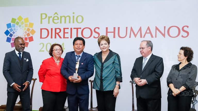 Presidenta Dilma Rousseff entrega o prêmio ao Raimundo Nonato Pereira da Silva na categoria Erradicação do Sub-registro de Nascimento Santa Quitéria do Maranhão, durante cerimônia de entrega do Prêmio Direitos Humanos 2014 no Palácio do Itamaraty. Brasília-DF, 10/12/2014 Presidenta Dilma Rousseff entrega o prêmio ao Raimundo Nonato Pereira da Silva na categoria Erradicação do Sub-registro de Nascimento Santa Quitéria do Maranhão, durante cerimônia de entrega do Prêmio Direitos Humanos 2014 no Palácio do Itamaraty. Brasília-DF, 10/12/2014