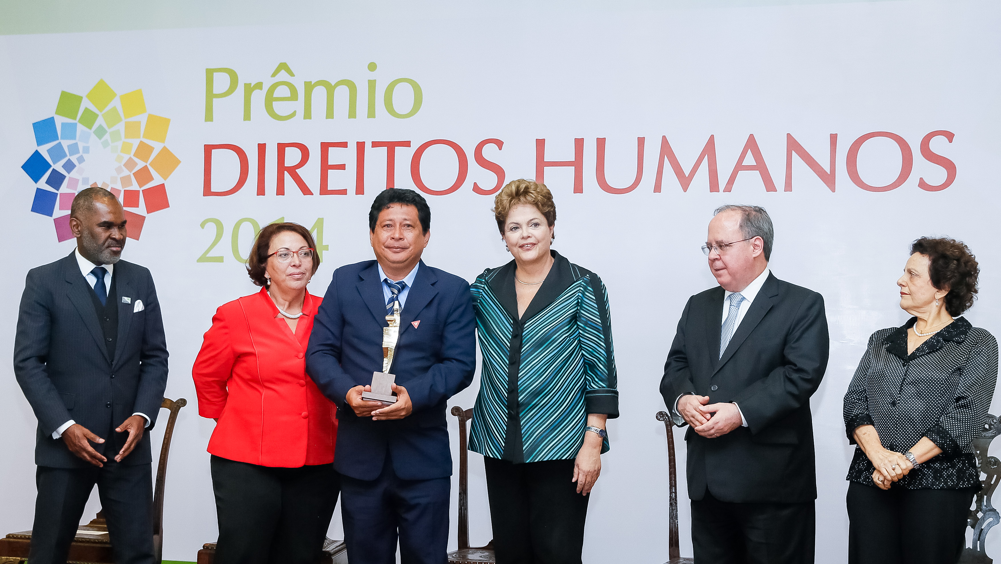 Presidenta Dilma Rousseff entrega o prêmio ao Raimundo Nonato Pereira da Silva na categoria Erradicação do Sub-registro de Nascimento Santa Quitéria do Maranhão, durante cerimônia de entrega do Prêmio Direitos Humanos 2014 no Palácio do Itamaraty. Brasília-DF, 10/12/2014