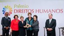 Presidenta Dilma Rousseff entrega o prêmio à Rede Nacional Primeira Infância (Luzia Torres) na categoria Garantia dos Direitos da Criança e do Adolescente, durante cerimônia de entrega do Prêmio Direitos Humanos 2014 no Palácio do Itamaraty. Brasília-DF, 10/12/2014
