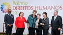 Presidenta Dilma Rousseff entrega o prêmio à Maria Cecília de Souza Minayo na categoria Garantia de Direitos da Pessoa Idosa, durante cerimônia de entrega do Prêmio Direitos Humanos 2014 no Palácio do Itamaraty. Brasília-DF, 10/12/2014