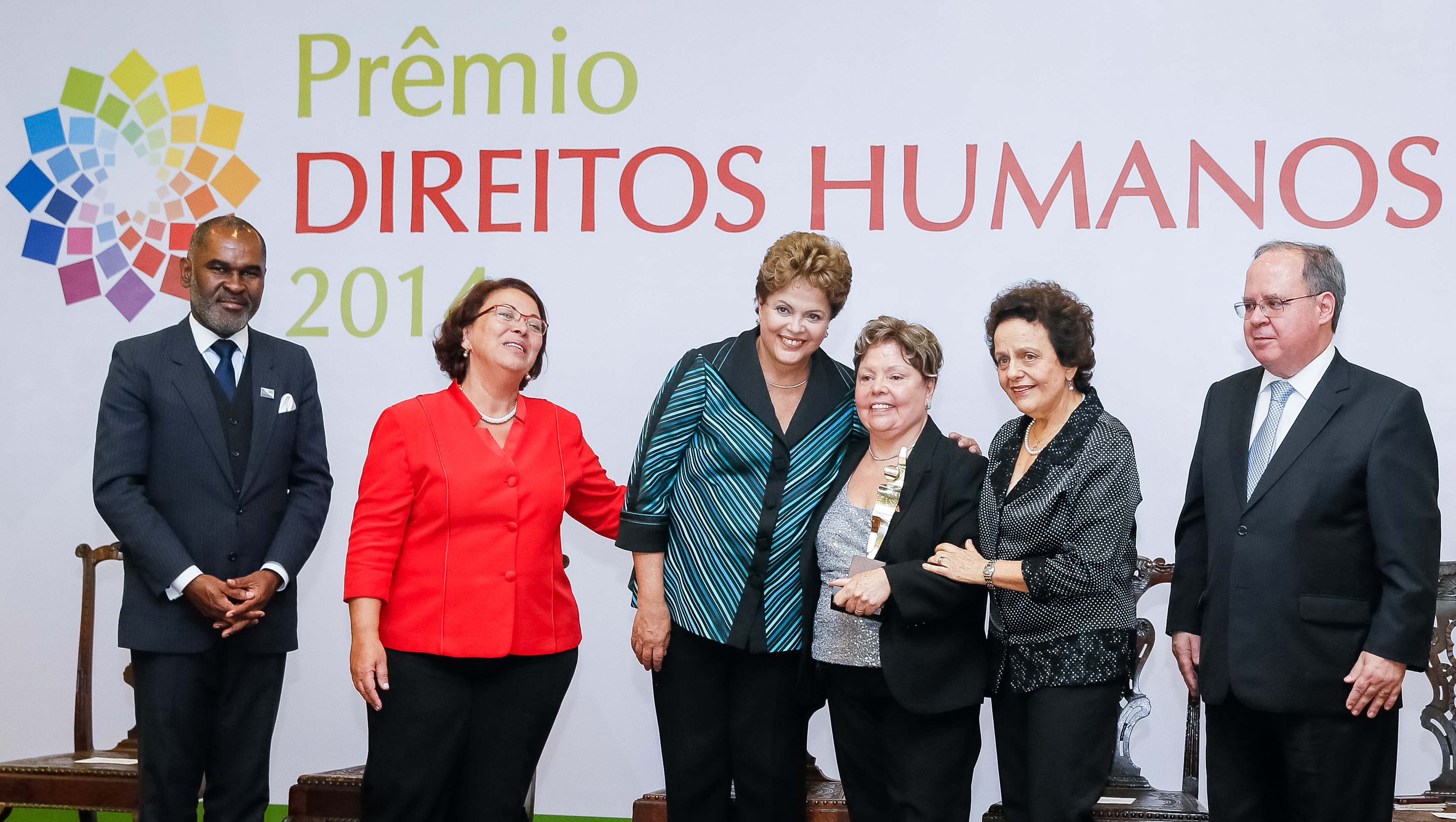 Presidenta Dilma Rousseff entrega o prêmio à Maria Cecília de Souza Minayo na categoria Garantia de Direitos da Pessoa Idosa, durante cerimônia de entrega do Prêmio Direitos Humanos 2014 no Palácio do Itamaraty. Brasília-DF, 10/12/2014