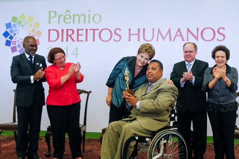 Presidenta Dilma Rousseff entrega o prêmio ao Luiz Cláudio Alves Pereira na categoria Garantia dos Direitos das Pessoas com Deficiência, durante cerimônia de entrega do Prêmio Direitos Humanos 2014 no Palácio do Itamaraty. Brasília-DF, 10/12/2014 Presidenta Dilma Rousseff entrega o prêmio ao Luiz Cláudio Alves Pereira na categoria Garantia dos Direitos das Pessoas com Deficiência, durante cerimônia de entrega do Prêmio Direitos Humanos 2014 no Palácio do Itamaraty. Brasília-DF, 10/12/2014