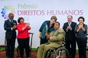 Presidenta Dilma Rousseff entrega o prêmio ao Luiz Cláudio Alves Pereira na categoria Garantia dos Direitos das Pessoas com Deficiência, durante cerimônia de entrega do Prêmio Direitos Humanos 2014 no Palácio do Itamaraty. Brasília-DF, 10/12/2014