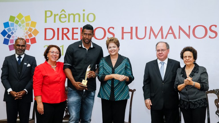 Presidenta Dilma Rousseff entrega o prêmio ao Goleiro Aranha (Mário Lúcio Duarte Costa) na categoria Igualdade Racial, durante cerimônia de entrega do Prêmio Direitos Humanos 2014 no Palácio do Itamaraty. Brasília-DF, 10/12/2014 Presidenta Dilma Rousseff entrega o prêmio ao Goleiro Aranha (Mário Lúcio Duarte Costa) na categoria Igualdade Racial, durante cerimônia de entrega do Prêmio Direitos Humanos 2014 no Palácio do Itamaraty. Brasília-DF, 10/12/2014