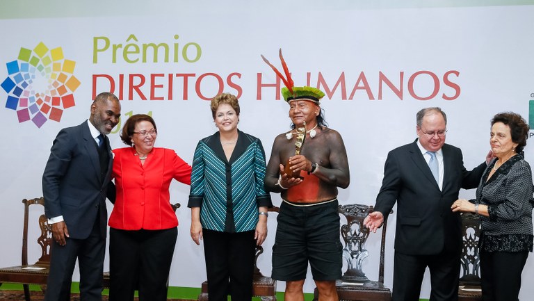 Presidenta Dilma Rousseff entrega o prêmio ao Cacique Damião na categoria Garantia dos Direitos dos Povos Indígenas, durante cerimônia de entrega do Prêmio Direitos Humanos 2014 no Palácio do Itamaraty. Brasília-DF, 10/12/2014 Presidenta Dilma Rousseff entrega o prêmio ao Cacique Damião na categoria Garantia dos Direitos dos Povos Indígenas, durante cerimônia de entrega do Prêmio Direitos Humanos 2014 no Palácio do Itamaraty. Brasília-DF, 10/12/2014
