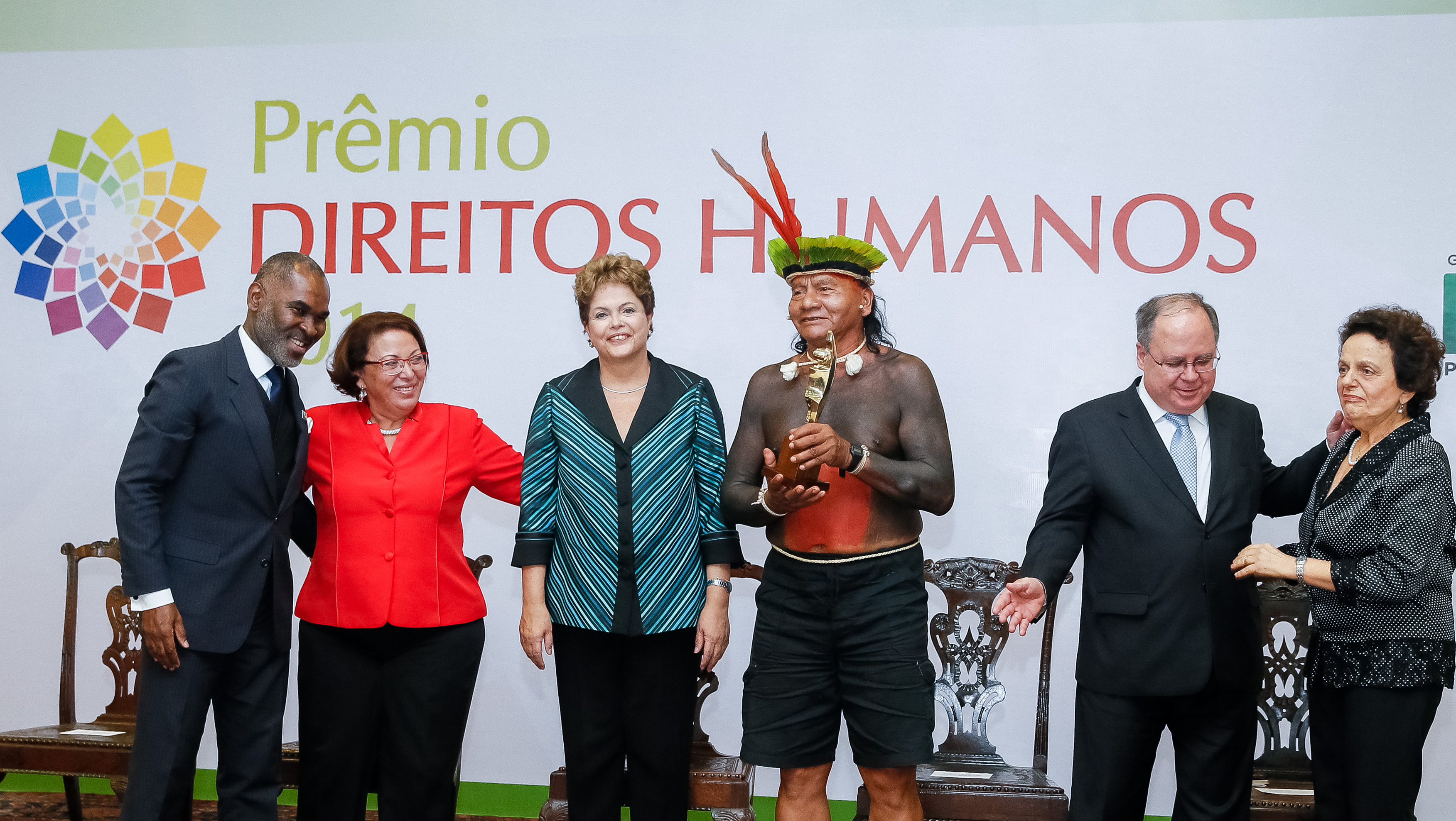 Presidenta Dilma Rousseff entrega o prêmio ao Cacique Damião na categoria Garantia dos Direitos dos Povos Indígenas, durante cerimônia de entrega do Prêmio Direitos Humanos 2014 no Palácio do Itamaraty. Brasília-DF, 10/12/2014