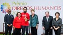 Presidenta Dilma Rousseff entrega o prêmio ao Emicida Leandro Roque de Oliveira (representante Evandro Fióti) na categoria Cultura e Direitos Humanos, durante cerimônia de entrega do Prêmio Direitos Humanos 2014 no Palácio do Itamaraty. Brasília-DF, 10/12/2014