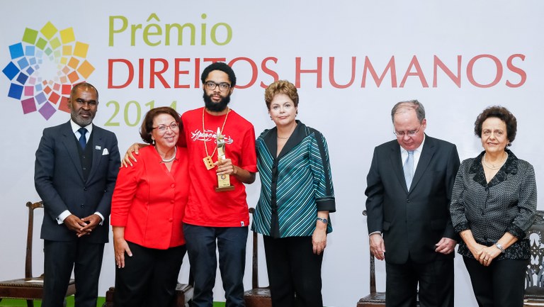 Presidenta Dilma Rousseff entrega o prêmio ao Emicida Leandro Roque de Oliveira (representante Evandro Fióti) na categoria Cultura e Direitos Humanos, durante cerimônia de entrega do Prêmio Direitos Humanos 2014 no Palácio do Itamaraty. Brasília-DF, 10/12/2014 Presidenta Dilma Rousseff entrega o prêmio ao Emicida Leandro Roque de Oliveira (representante Evandro Fióti) na categoria Cultura e Direitos Humanos, durante cerimônia de entrega do Prêmio Direitos Humanos 2014 no Palácio do Itamaraty. Brasília-DF, 10/12/2014