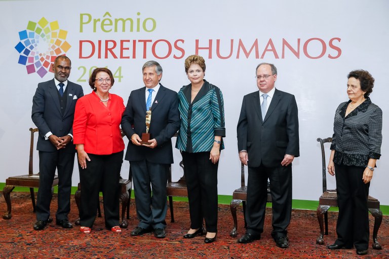 Presidenta Dilma Rousseff entrega o prêmio ao Hotel Fazenda Campos dos Sonhos (José Fernandes Franco) na categoria Selo Nacional de Acessibilidade, durante cerimônia de entrega do Prêmio Direitos Humanos 2014 no Palácio do Itamaraty. Brasília-DF, 10/12/2014 Presidenta Dilma Rousseff entrega o prêmio ao Hotel Fazenda Campos dos Sonhos (José Fernandes Franco) na categoria Selo Nacional de Acessibilidade, durante cerimônia de entrega do Prêmio Direitos Humanos 2014 no Palácio do Itamaraty. Brasília-DF, 10/12/2014