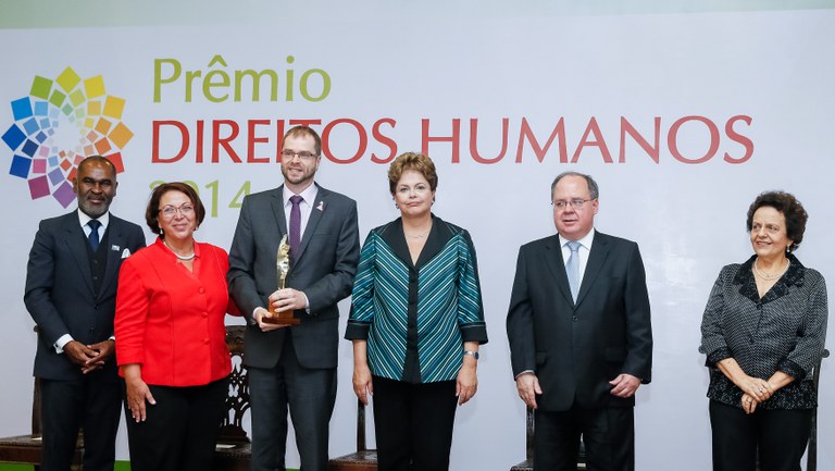 Presidenta Dilma Rousseff entrega o prêmio à Comissão de Direitos Humanos PGE/RS, Menção Honrosa, durante cerimônia de entrega do Prêmio Direitos Humanos 2014 no Palácio do Itamaraty. Brasília-DF, 10/12/2014