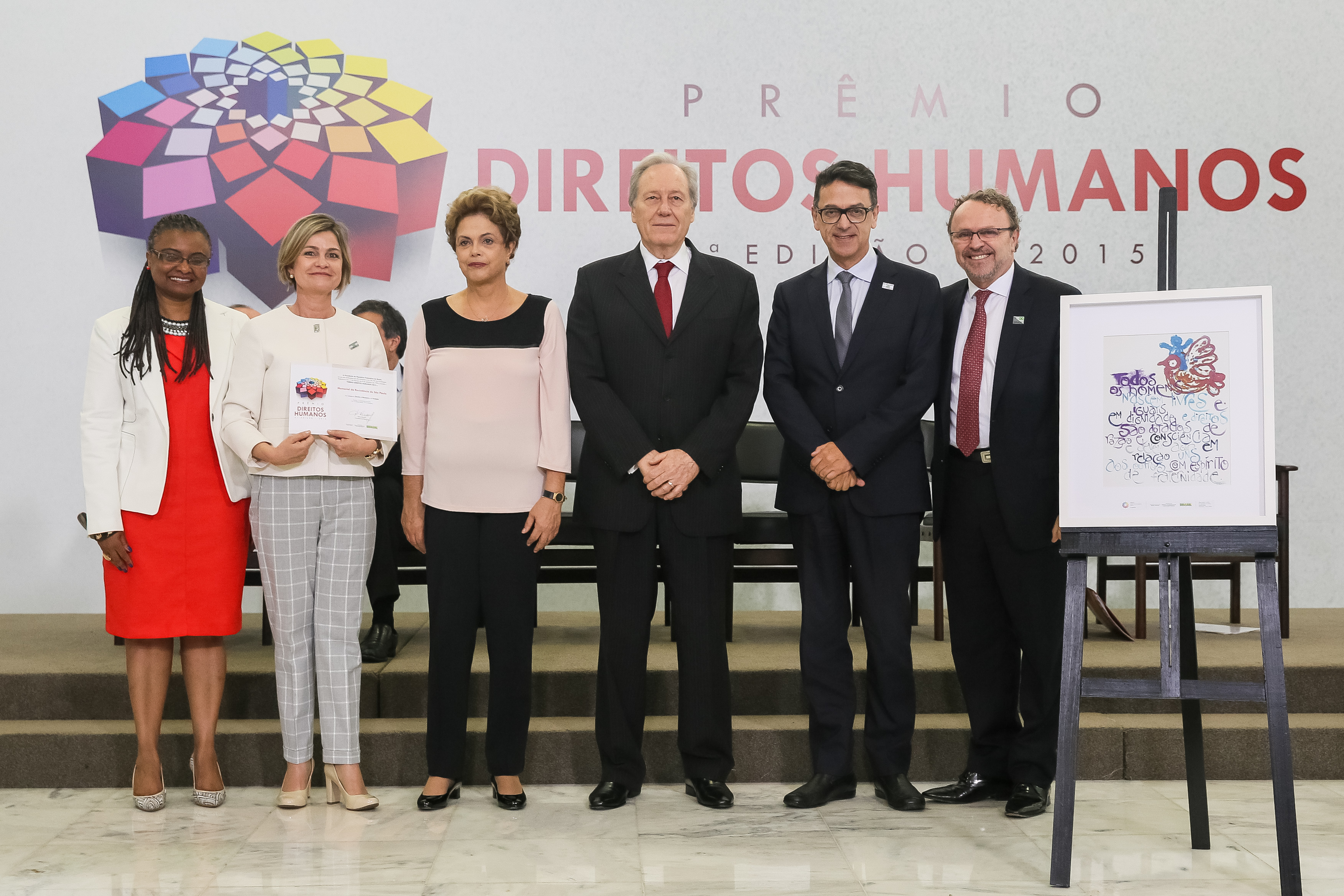 Presidenta Dilma Rousseff entrega o prêmio “Categoria Direito à Memória e à Verdade” ao Memorial da resistência de São Paulo, representado por Katia Regina Filipini Neves, Marcelo Matos na entrega do Prêmio Direitos Humanos 2015 - 21ª Edição. Brasília-DF, 11/12/2015