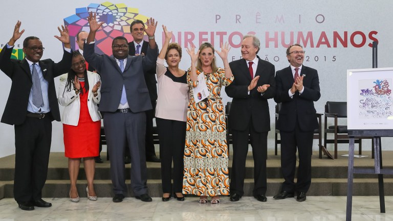 Presidenta Dilma Rousseff entrega o prêmio “Categoria Inclusão da Pessoa com Deficiência” a Associação de Comunicação Educativa Roquette Pinto representado por Mônica Gardelli Franco na entrega do Prêmio Direitos Humanos 2015 - 21ª Edição. Brasília-DF, 11/12/2015 Presidenta Dilma Rousseff entrega o prêmio “Categoria Inclusão da Pessoa com Deficiência” a Associação de Comunicação Educativa Roquette Pinto representado por Mônica Gardelli Franco na entrega do Prêmio Direitos Humanos 2015 - 21ª Edição. Brasília-DF, 11/12/2015