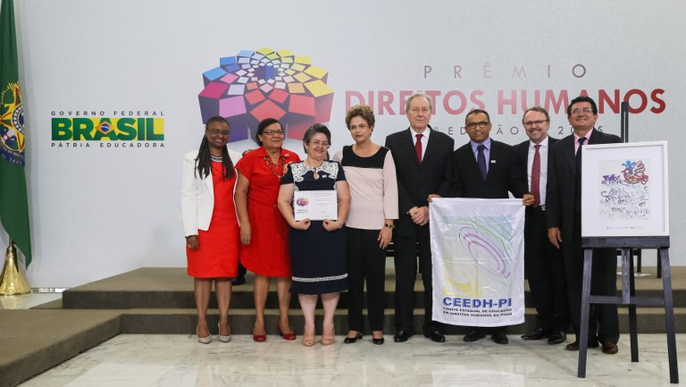 Presidenta Dilma Rousseff entrega o prêmio “Categoria Pátria Educadora - Educação e Cultura em Direitos Humanos” ao Comitê Estadual de Educação em Direitos Humanos do Piauí representado pela Senhora Maria de Lourdes Rocha Lima Nunes na entrega do Prêmio Direitos Humanos 2015 - 21ª Edição. Brasília-DF, 11/12/2015 Presidenta Dilma Rousseff entrega o prêmio “Categoria Pátria Educadora - Educação e Cultura em Direitos Humanos” ao Comitê Estadual de Educação em Direitos Humanos do Piauí representado pela Senhora Maria de Lourdes Rocha Lima Nunes na entrega do Prêmio Direitos Humanos 2015 - 21ª Edição. Brasília-DF, 11/12/2015