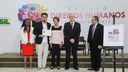 Presidenta Dilma Rousseff entrega o prêmio “Categoria Comunicação e Direitos Humanos” ao Senhor Leonardo Sakamoto na entrega do Prêmio Direitos Humanos 2015 - 21ª Edição. Brasília-DF, 11/12/2015