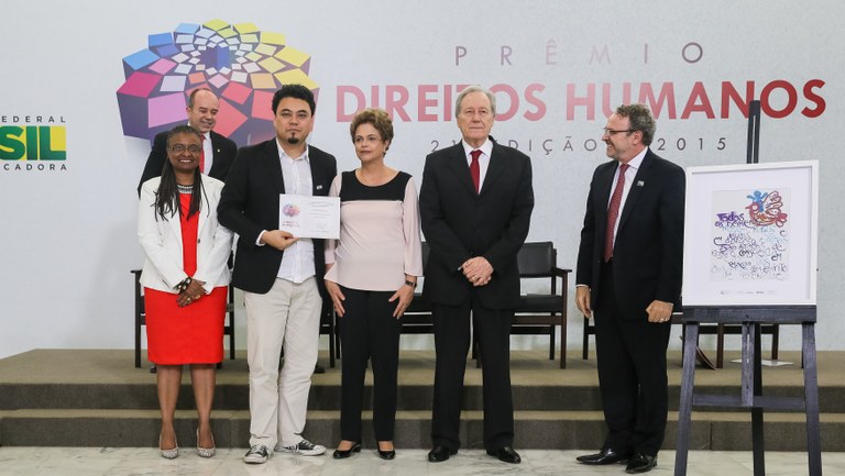 Presidenta Dilma Rousseff entrega o prêmio “Categoria Comunicação e Direitos Humanos” ao Senhor Leonardo Sakamoto na entrega do Prêmio Direitos Humanos 2015 - 21ª Edição. Brasília-DF, 11/12/2015