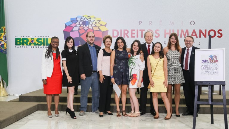 Presidenta Dilma Rousseff entrega o prêmio “Categoria Garantia dos Direitos da População em Situação de Rua” a Clínica de Direitos Humanos Luz da Gama da Faculdade de Direito da Universidade de São Paulo, representados por Janaína  Gomes, Adriana Conrado, Alciro Neto e Juliana Rocha Miranda na entrega do Prêmio Direitos Humanos 2015 - 21ª Edição. Brasília-DF, 11/12/2015