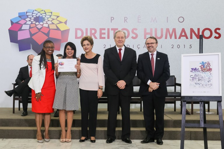 Presidenta Dilma Rousseff entrega o prêmio “Categoria Segurança Pública, acesso à Justiça e Combate à Violência” a Ordem dos Advogados do Brasil do Paraná representada por Lúcia Maria Beloni Correa Dias na entrega do Prêmio Direitos Humanos 2015 - 21ª Edição. Brasília-DF, 11/12/2015 Presidenta Dilma Rousseff entrega o prêmio “Categoria Segurança Pública, acesso à Justiça e Combate à Violência” a Ordem dos Advogados do Brasil do Paraná representada por Lúcia Maria Beloni Correa Dias na entrega do Prêmio Direitos Humanos 2015 - 21ª Edição. Brasília-DF, 11/12/2015