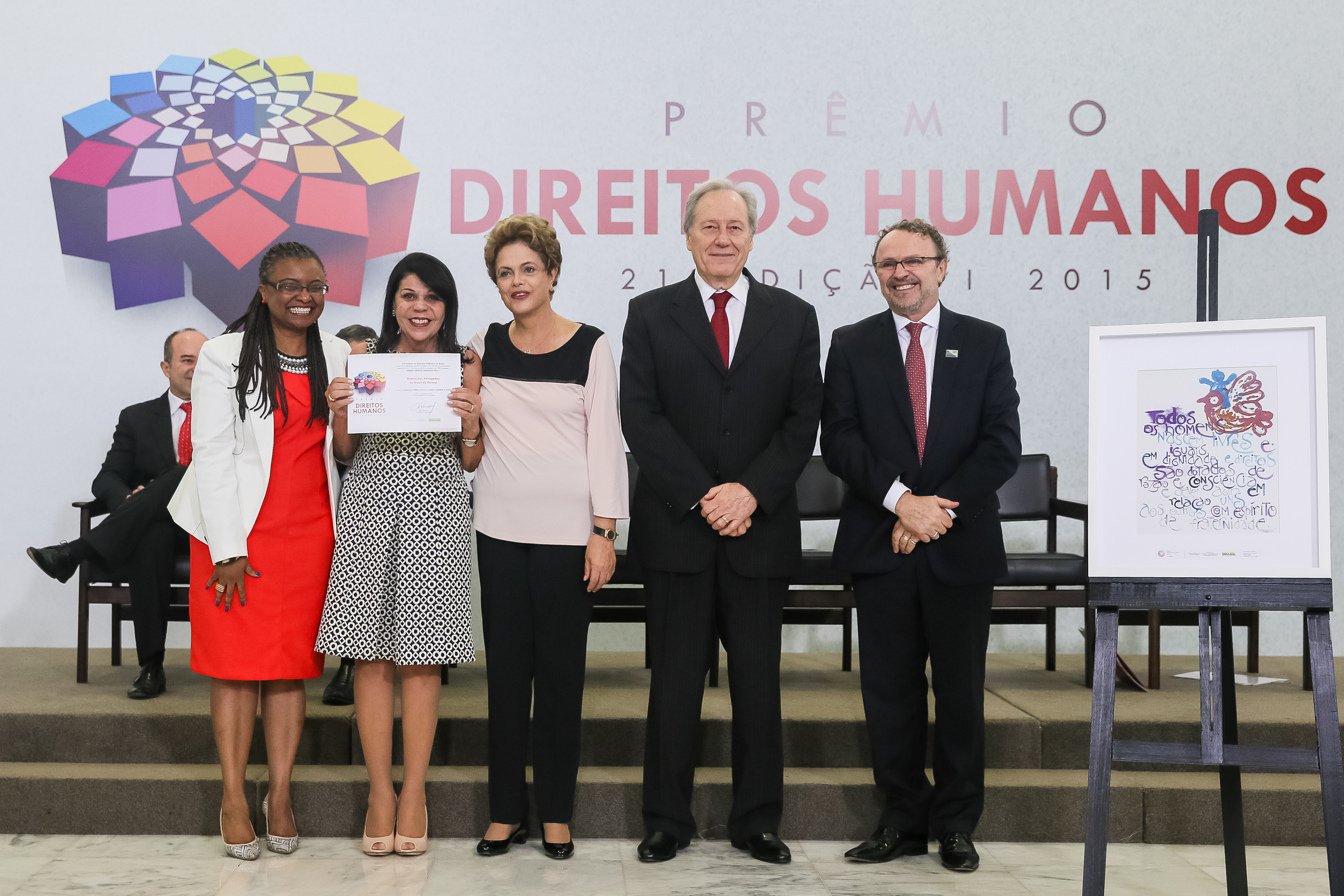 Presidenta Dilma Rousseff entrega o prêmio “Categoria Segurança Pública, acesso à Justiça e Combate à Violência” a Ordem dos Advogados do Brasil do Paraná  representada por Lúcia Maria Beloni Correa Dias na entrega do Prêmio Direitos Humanos 2015 - 21ª Edição. Brasília-DF, 11/12/2015