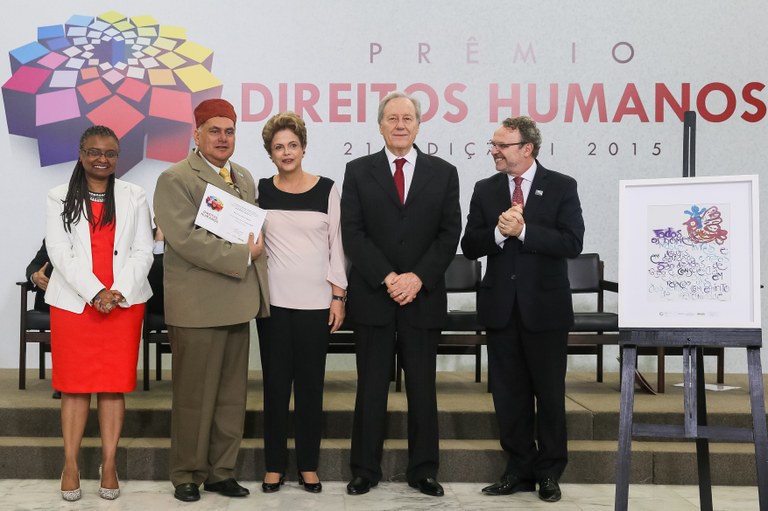 Presidenta Dilma Rousseff entrega o prêmio “Categoria Promoção e Respeito à Diversidade Religiosa” ao Senhor Rad Brasil Assis Ugarte na entrega do Prêmio Direitos Humanos 2015 - 21ª Edição. Brasília-DF, 11/12/2015