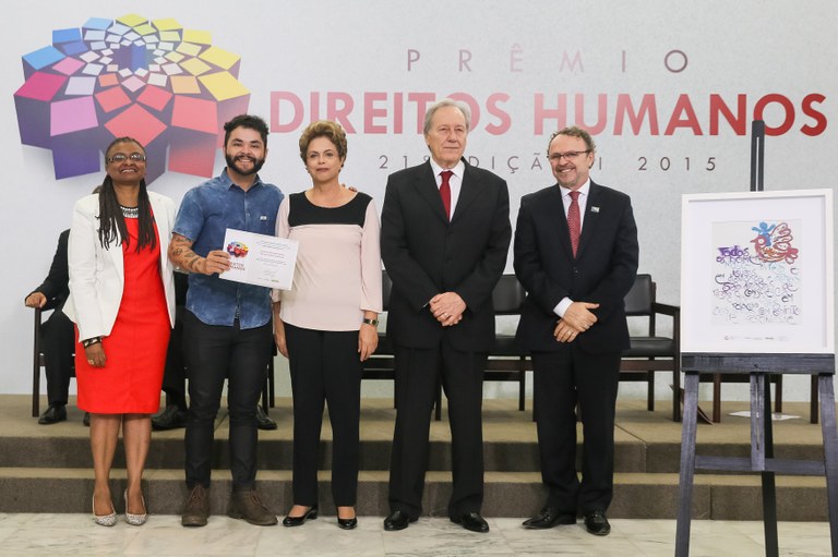  Presidenta Dilma Rousseff entrega o prêmio “Categoria Garantia dos Direitos da População LGBT” ao Senhor Antônio Lehmkuhl na entrega do Prêmio Direitos Humanos 2015 - 21ª Edição. Brasília-DF, 11/12/2015