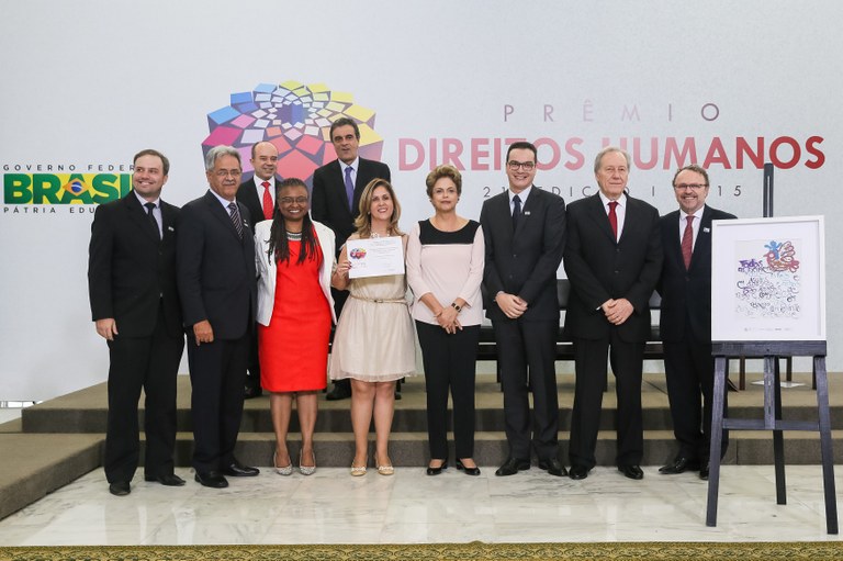 Presidenta Dilma Rousseff entrega o prêmio “Categoria Acesso à Documentação Civil Básica” ao Senhor Nilmário Miranda na entrega do Prêmio Direitos Humanos 2015 - 21ª Edição. Brasília-DF, 11/12/2015