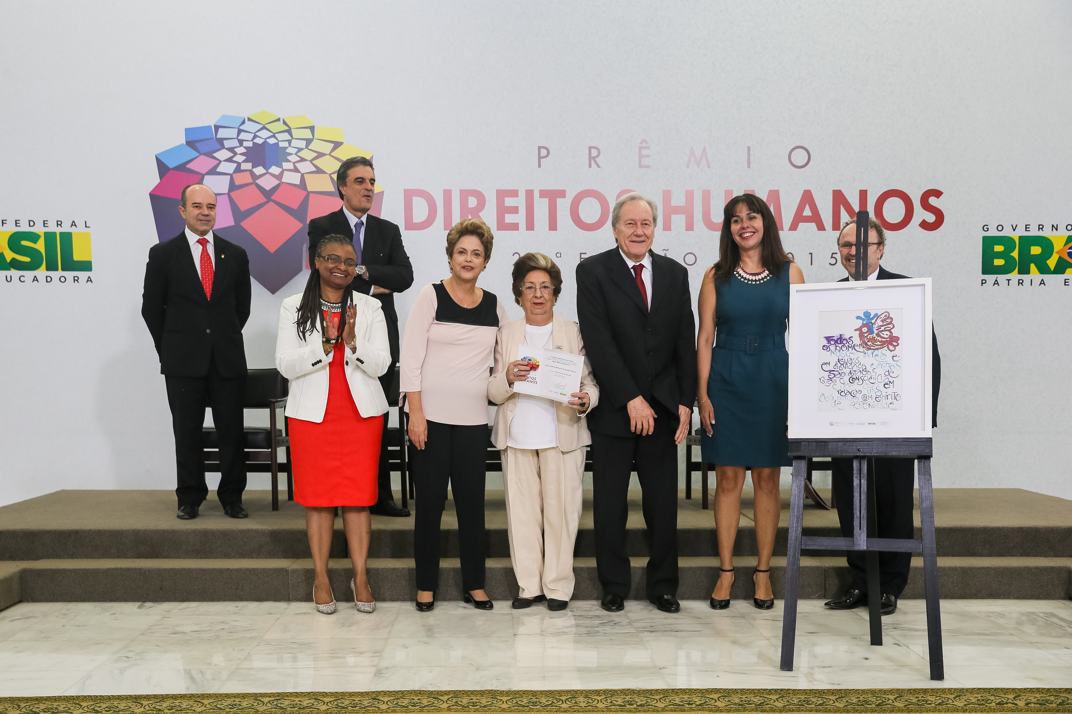 Presidenta Dilma Rousseff entrega o prêmio “Categoria Garantia dos Direitos da Pessoa Idosa” a Senhora Edusa Cesar Menezes de Araújo Pereira na entrega do Prêmio Direitos Humanos 2015 - 21ª Edição. Brasília-DF, 11/12/2015