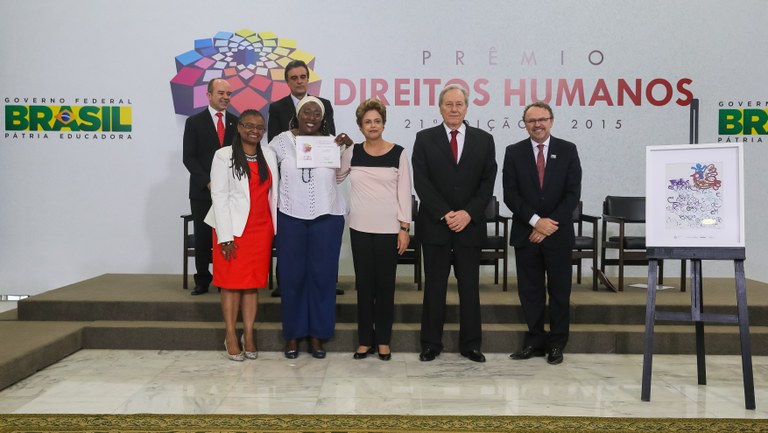 Presidenta Dilma Rousseff entrega o prêmio “Categoria Igualdade Racial” a Senhora Silvana do Amaral Veríssimo na entrega do Prêmio Direitos Humanos 2015 - 21ª Edição. Brasília-DF, 11/12/2015
