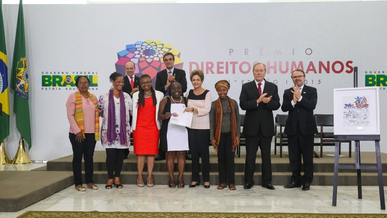 Presidenta Dilma Rousseff entrega o prêmio “Categoria Garantia dos Direitos da População Indígena, Quilombolas e dos Povos e Comunidades Tradicionais” a Coordenação Nacional de Articulação das Comunidades Negras Rurais Quilombolas (CONAQ) representada por Sandra Maria Andrade, Ana Maria Santos da Cruz e Ivone Matos na entrega do Prêmio Direitos Humanos 2015 - 21ª Edição. Brasília-DF, 11/12/2015 Presidenta Dilma Rousseff entrega o prêmio “Categoria Garantia dos Direitos da População Indígena, Quilombolas e dos Povos e Comunidades Tradicionais” a Coordenação Nacional de Articulação das Comunidades Negras Rurais Quilombolas (CONAQ) representada por Sandra Maria Andrade, Ana Maria Santos da Cruz e Ivone Matos na entrega do Prêmio Direitos Humanos 2015 - 21ª Edição. Brasília-DF, 11/12/2015