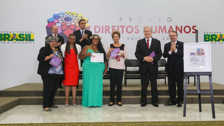 Presidenta Dilma Rousseff entrega o prêmio “Categoria Autonomia das Mulheres” a Arede Thydêwá representa pela Senhora Ivana Cardoso de Jesus na entrega do Prêmio Direitos Humanos 2015 - 21ª Edição. Brasília-DF, 11/12/2015 Presidenta Dilma Rousseff entrega o prêmio “Categoria Autonomia das Mulheres” a Arede Thydêwá representa pela Senhora Ivana Cardoso de Jesus na entrega do Prêmio Direitos Humanos 2015 - 21ª Edição. Brasília-DF, 11/12/2015