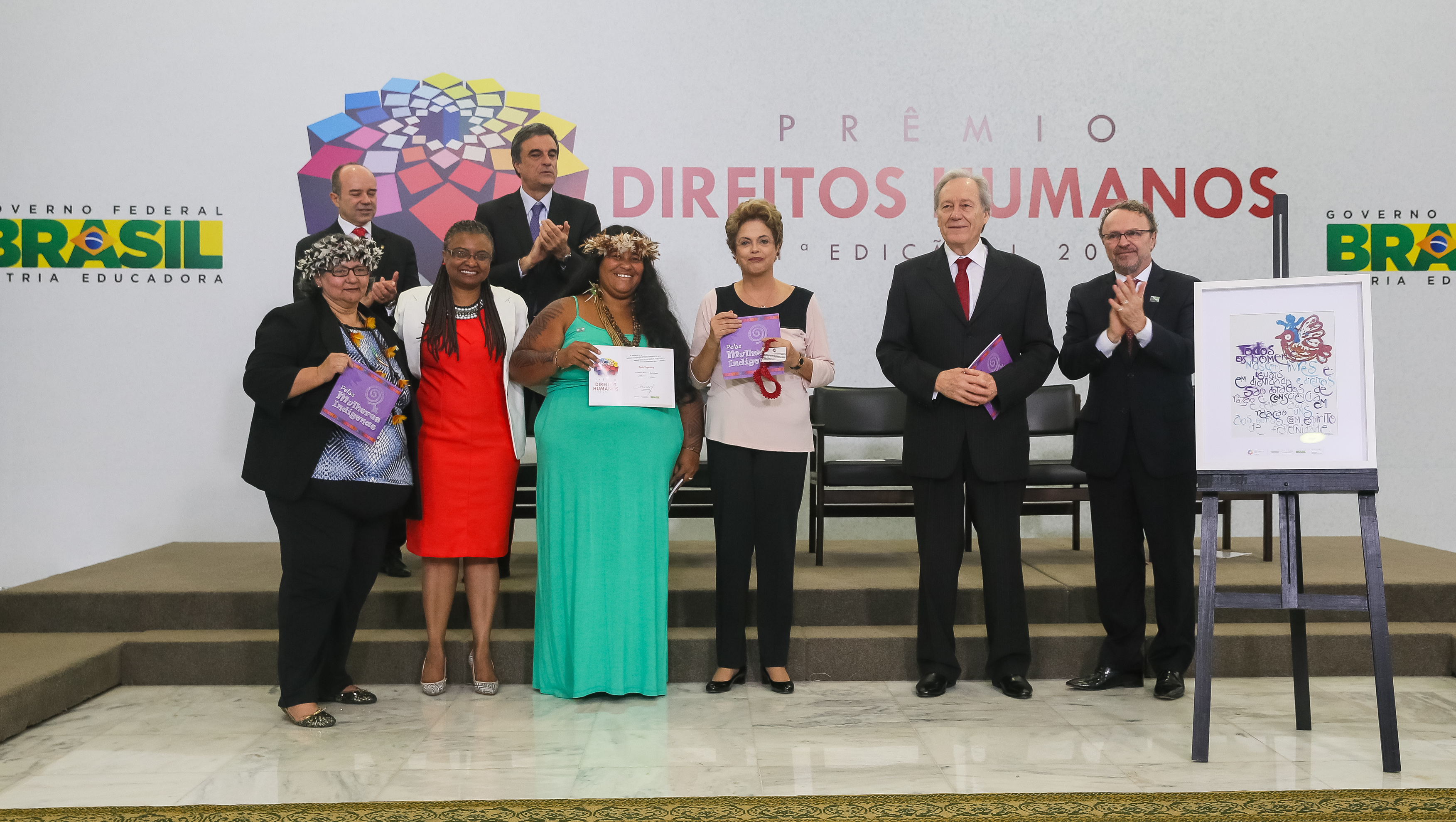 Presidenta Dilma Rousseff entrega o prêmio “Categoria Autonomia das Mulheres” a Arede Thydêwá representa pela Senhora Ivana Cardoso de Jesus na entrega do Prêmio Direitos Humanos 2015 - 21ª Edição. Brasília-DF, 11/12/2015