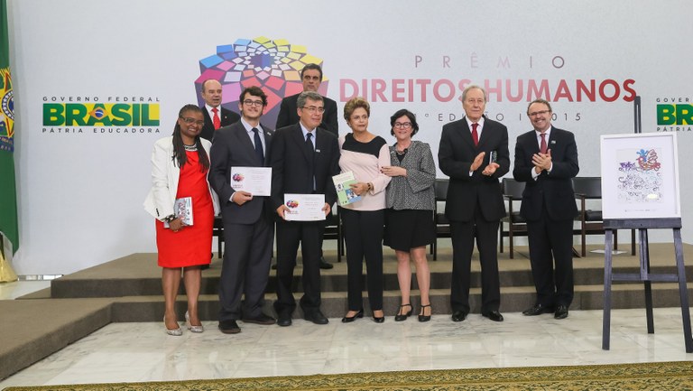 Presidenta Dilma Rousseff entrega o prêmio “Categoria Menção Honrosa” o Projeto Respeitar é Preciso!, de Promoção de Relações Mais Respeitosas em Ambiente Escolar, representada pelo Senhor Giordano Magri e Ivo Herzog e Ana Rosa Abreu na entrega do Prêmio Direitos Humanos 2015 - 21ª Edição. Brasília-DF, 11/12/2015 Presidenta Dilma Rousseff entrega o prêmio “Categoria Menção Honrosa” o Projeto Respeitar é Preciso!, de Promoção de Relações Mais Respeitosas em Ambiente Escolar, representada pelo Senhor Giordano Magri e Ivo Herzog e Ana Rosa Abreu na entrega do Prêmio Direitos Humanos 2015 - 21ª Edição. Brasília-DF, 11/12/2015