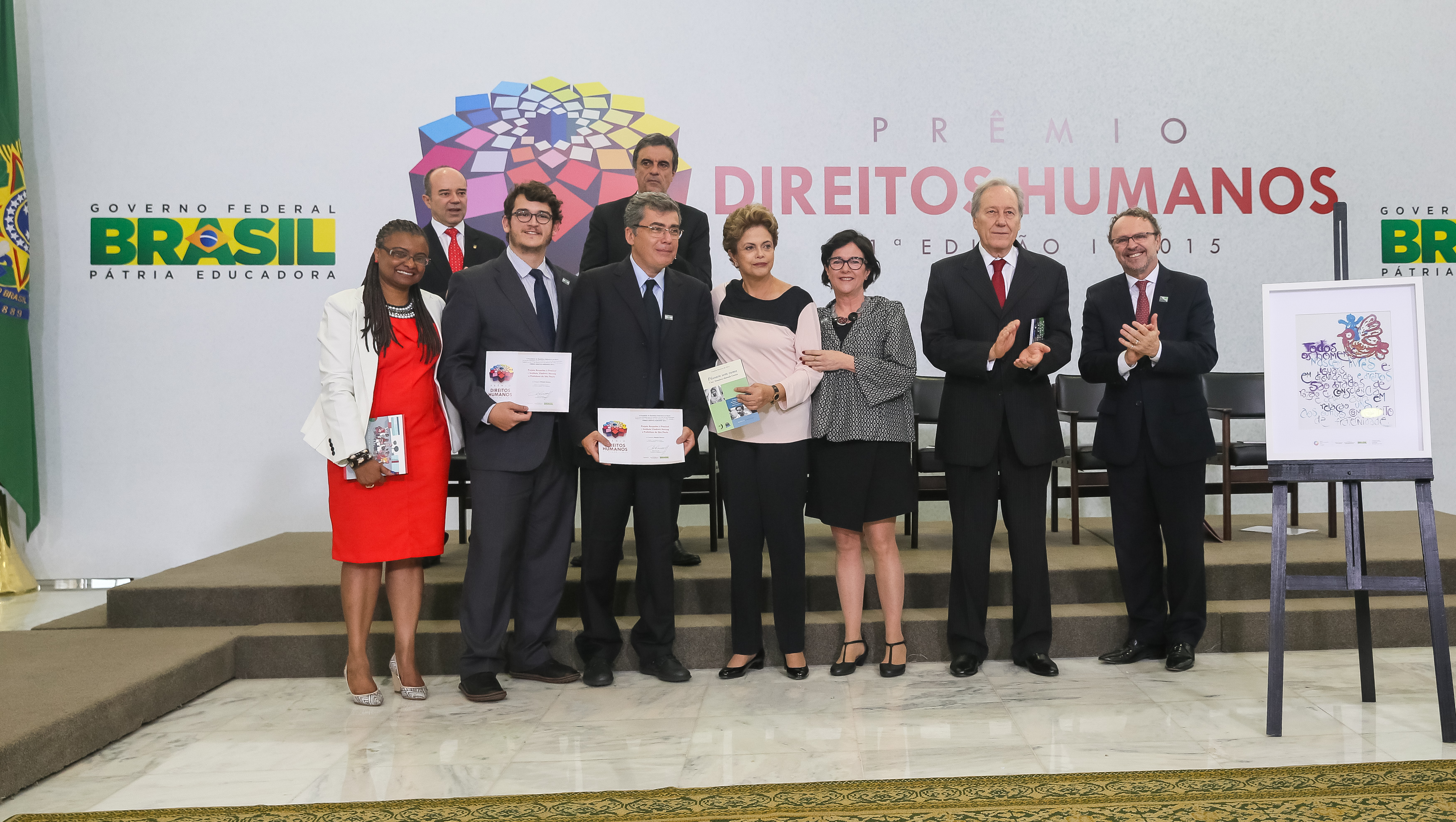 Presidenta Dilma Rousseff entrega o prêmio “Categoria Menção Honrosa” o Projeto Respeitar é Preciso!, de Promoção de Relações Mais Respeitosas em Ambiente Escolar, representada pelo Senhor Giordano Magri e Ivo Herzog e Ana Rosa Abreu na entrega do Prêmio Direitos Humanos 2015 - 21ª Edição. Brasília-DF, 11/12/2015