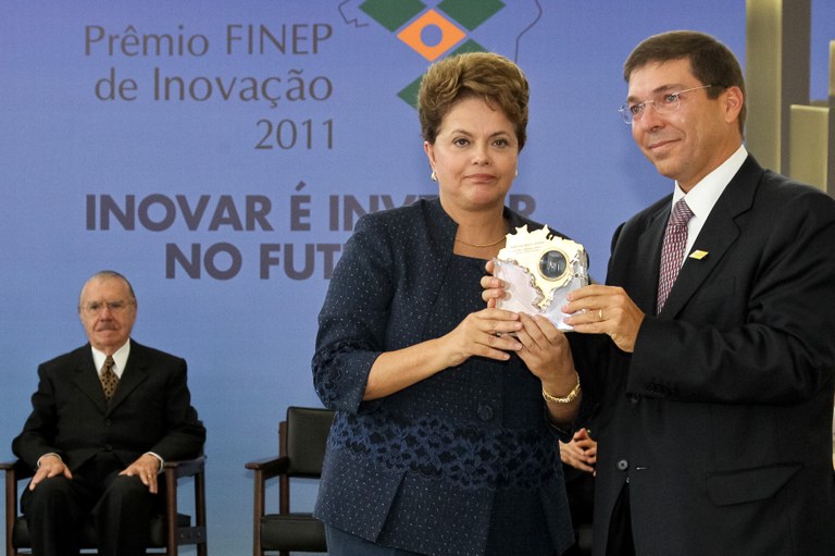 Presidenta Dilma Rousseff entrega a Josué Gomes da Silva filho do ex-presidente da república José Alencar, o troféu José Pelúcio Ferreira, durante entrega do Prêmio Finep de Inovação 2011, no Palácio do Planalto. Brasília - DF, 15/12/2011 Presidenta Dilma Rousseff entrega a Josué Gomes da Silva filho do ex-presidente da república José Alencar, o troféu José Pelúcio Ferreira, durante entrega do Prêmio Finep de Inovação 2011, no Palácio do Planalto. Brasília - DF, 15/12/2011