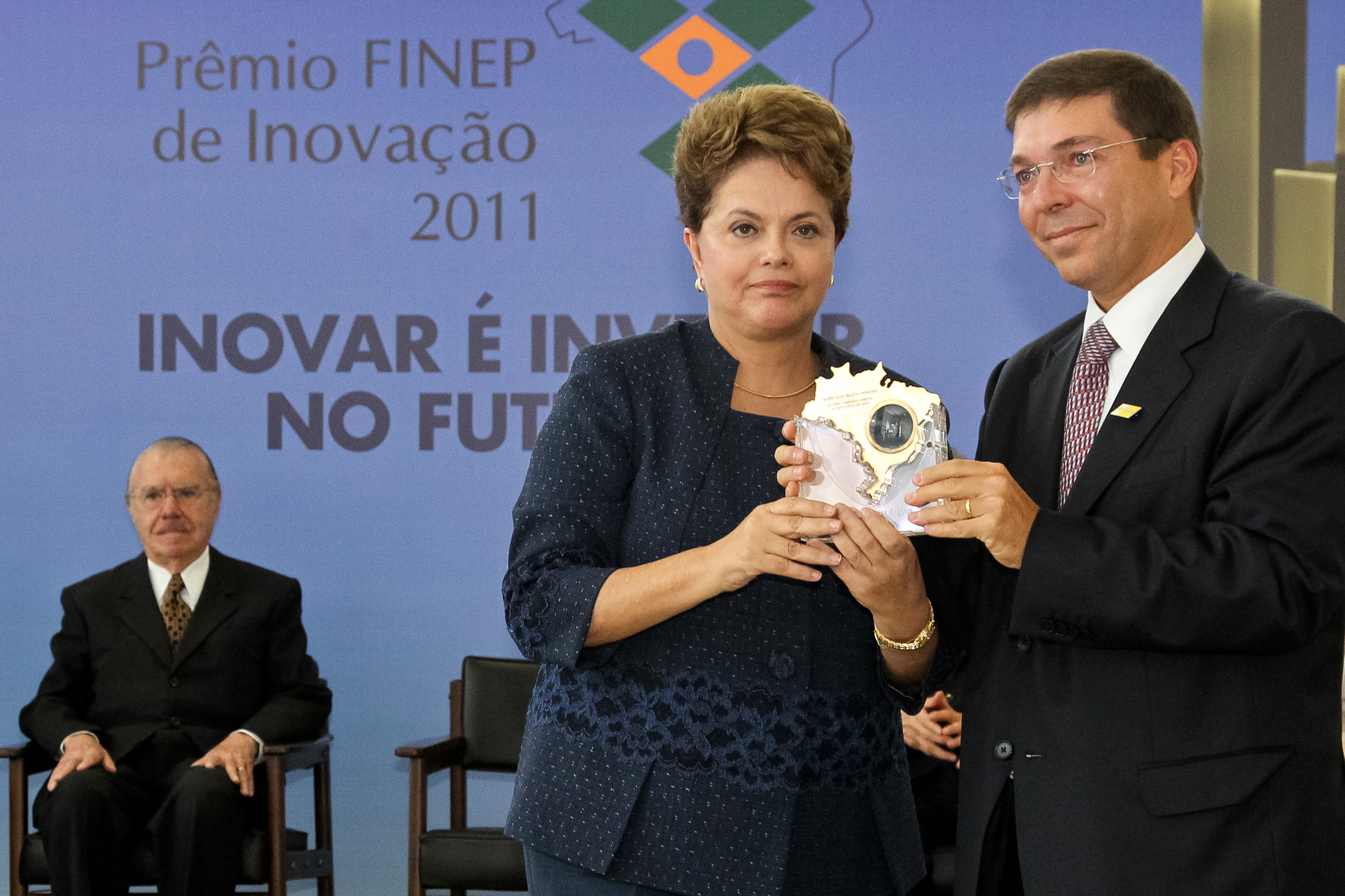 Presidenta Dilma Rousseff entrega a Josué  Gomes da Silva filho do ex-presidente da república José Alencar, o troféu José Pelúcio Ferreira, durante entrega do Prêmio Finep de Inovação 2011, no Palácio do Planalto. Brasília - DF, 15/12/2011
