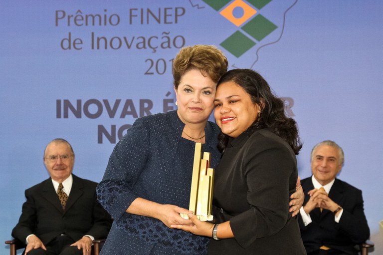 Presidenta Dilma Rousseff entrega a senhora Josineide Barbosa Malheiros representante da Associação dos Trabalhadores Agoextrativas das Ilha das Cinzas (Ataic), durante entrega do Prêmio Finep de Inovação 2011, no Palácio do Planalto. Brasília - DF, 15/12/2011 Presidenta Dilma Rousseff entrega a senhora Josineide Barbosa Malheiros representante da Associação dos Trabalhadores Agoextrativas das Ilha das Cinzas (Ataic), durante entrega do Prêmio Finep de Inovação 2011, no Palácio do Planalto. Brasília - DF, 15/12/2011