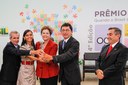 Presidenta Dilma Rousseff durante cerimônia de entrega do Prêmio ODM Brasil - 4ª Edição. (Cooperativa dos Agricultores do Vale do Amanhecer (COOPAVAM), premiada pela prática Amazônia Viva: Plantando e Colhendo Frutos para um mundo Melhor). Brasília - DF, 30/05/2012