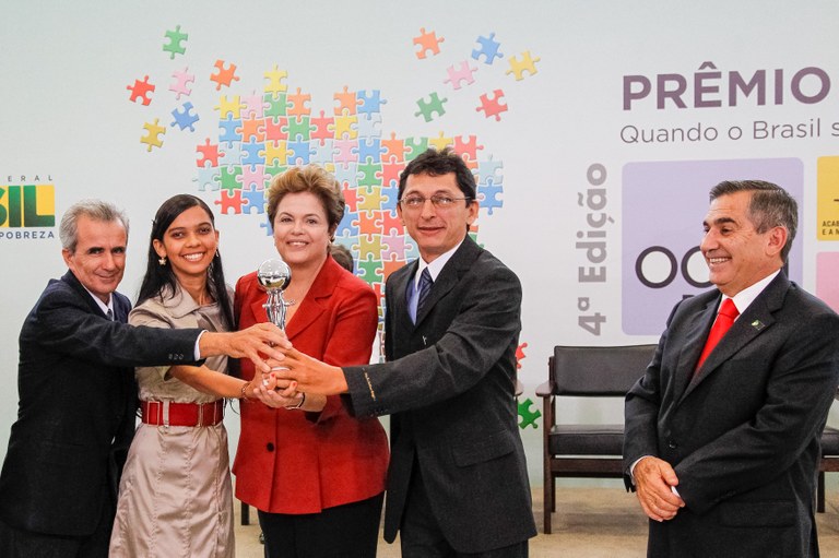Presidenta Dilma Rousseff durante cerimônia de entrega do Prêmio ODM Brasil - 4ª Edição. (Cooperativa dos Agricultores do Vale do Amanhecer (COOPAVAM), premiada pela prática Amazônia Viva: Plantando e Colhendo Frutos para um mundo Melhor). Brasília - DF, 30/05/2012