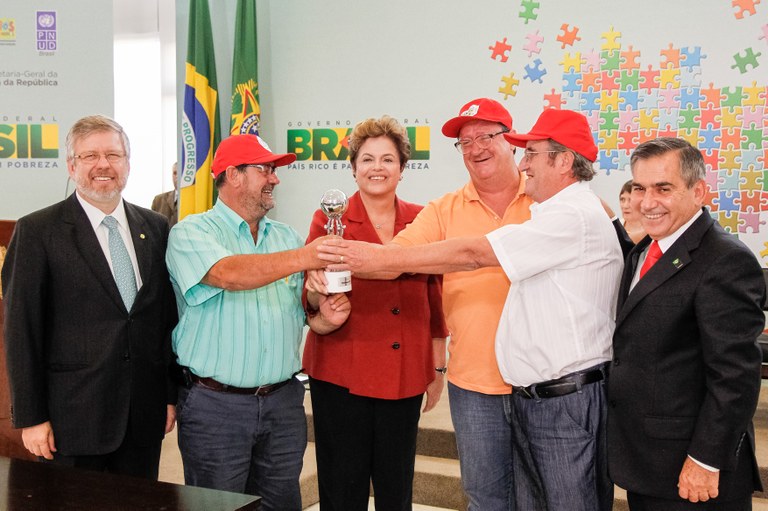 Presidenta Dilma Rousseff durante cerimônia de entrega do Prêmio ODM Brasil - 4ª Edição. (Cooperativa Mista dos Fumicultores do Brasil, premiada pela prática Sustentabilidade Camponesa - Diversificação Produtiva na Região Fumageira). Brasília - DF, 30/05/2012