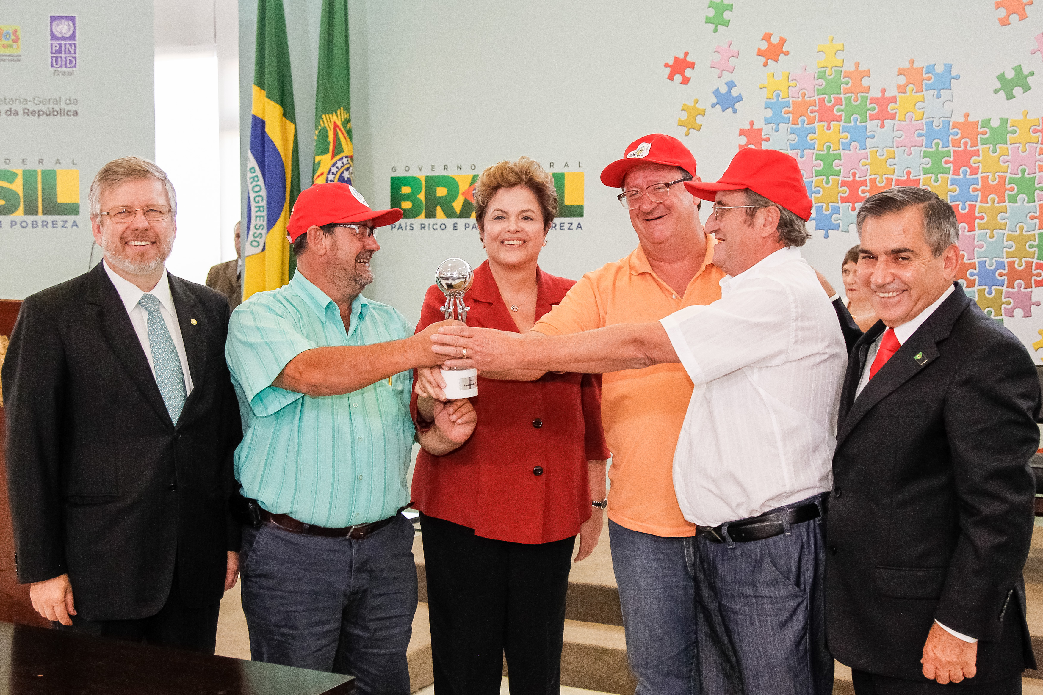 Presidenta Dilma Rousseff durante cerimônia de entrega do Prêmio ODM Brasil - 4ª Edição. (Cooperativa Mista dos Fumicultores do Brasil, premiada pela prática Sustentabilidade Camponesa - Diversificação Produtiva na Região Fumageira). Brasília - DF, 30/05/2012