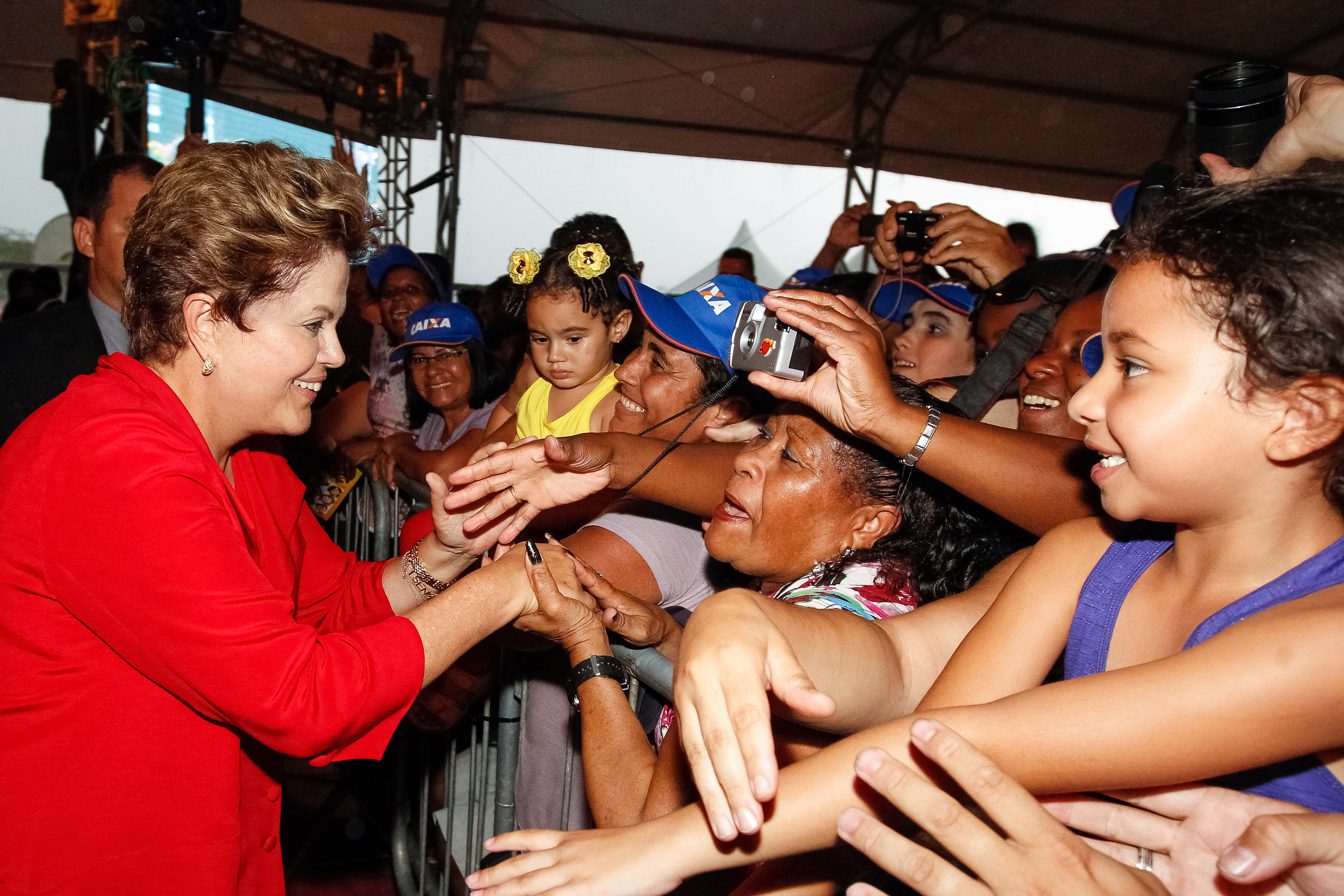  Presidenta Dilma Rousseff cumprimenta populares durante cerimônia de entrega de 300 unidades habitacionais do condomínio residencial Iguape e de 84 ambulâncias para o SAMU 192 do município de São Paulo. São Paulo, SP 25/01/2013