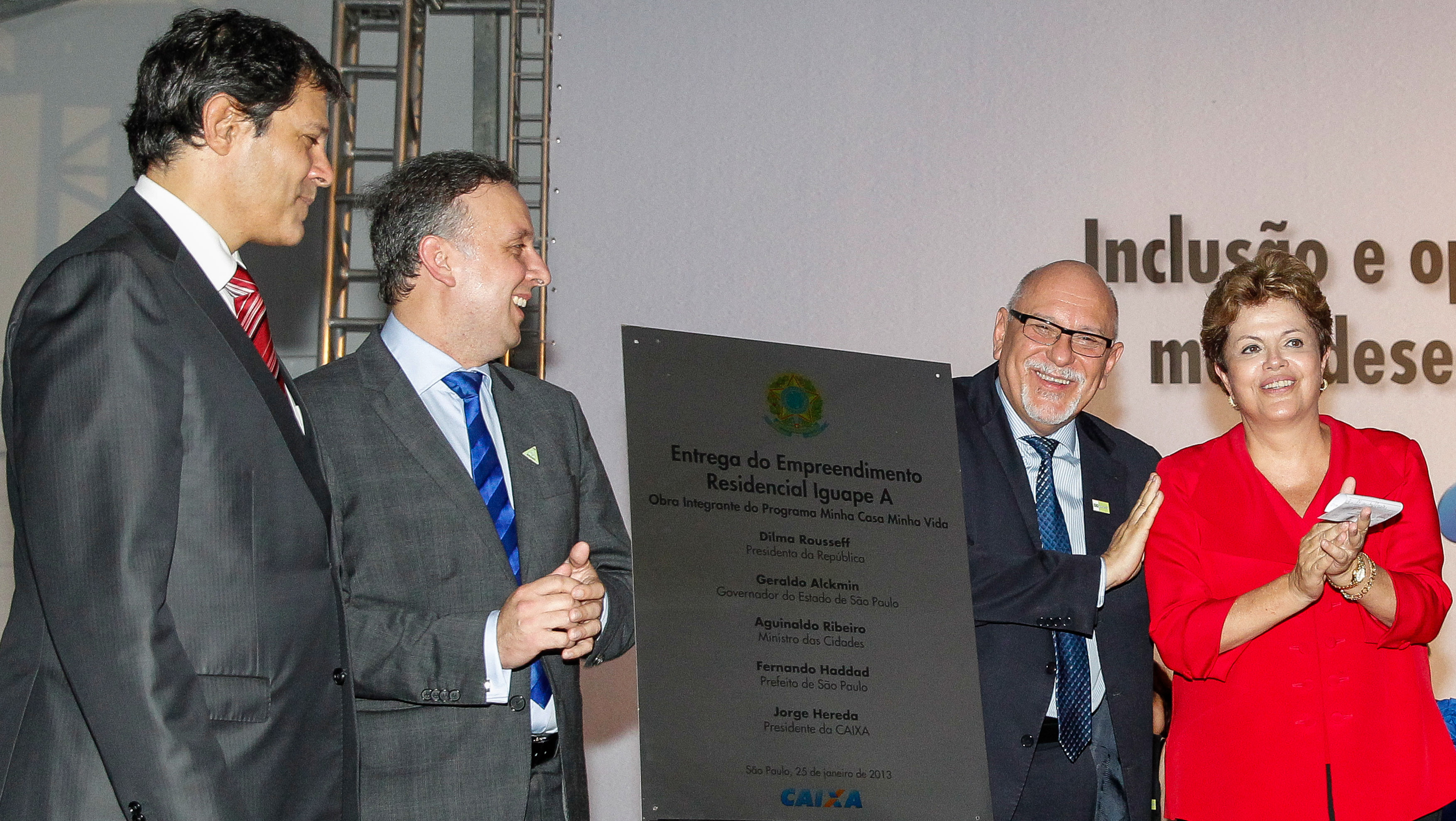 Presidenta Dilma Rousseff durante descerramento da placa de inauguraçao do residencial Iguape. São Paulo, SP 25/01/2013