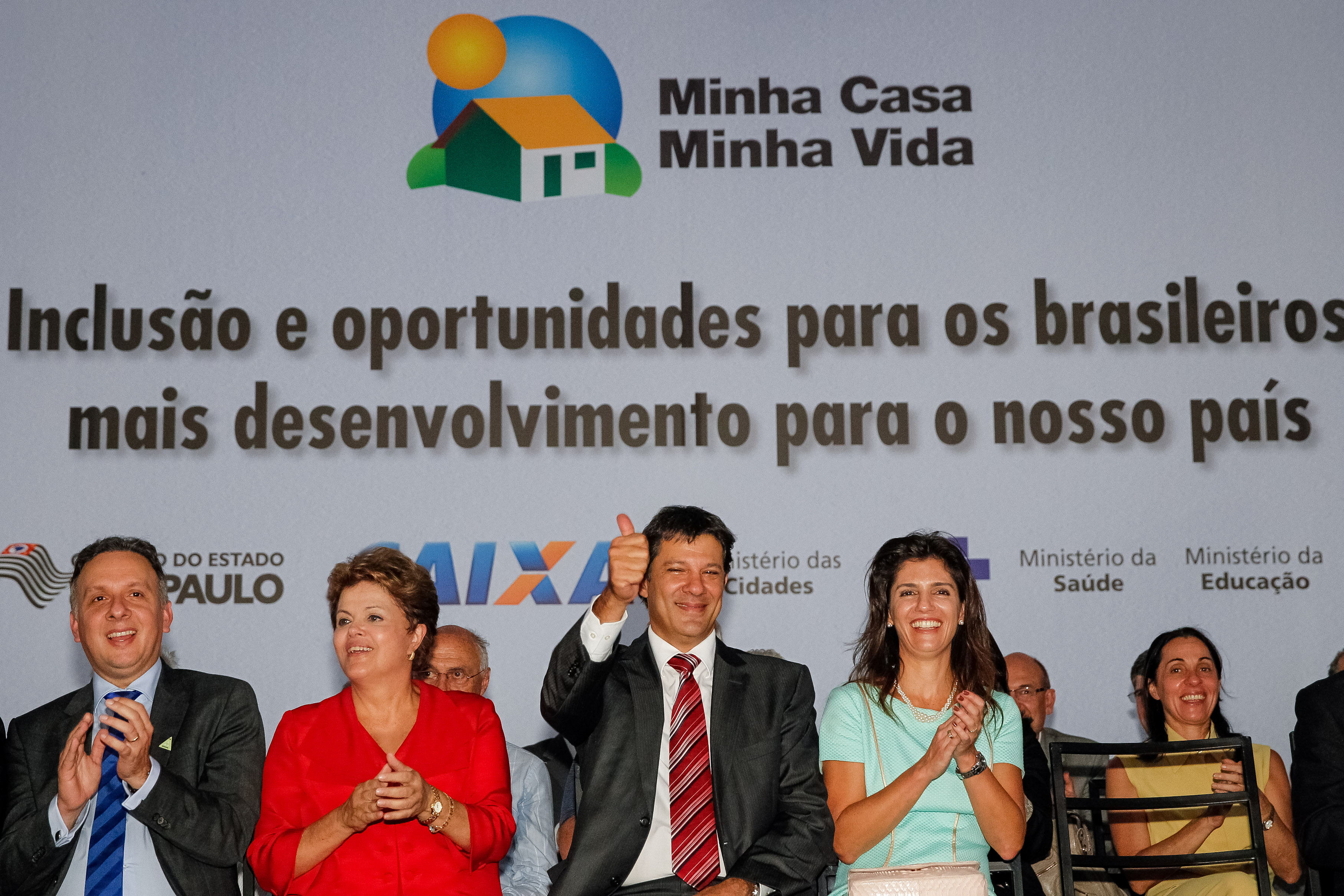 Presidenta Dilma Rousseff durante cerimônia de entrega de 300 unidades habitacionais do condomínio residencial Iguape e de 84 ambulâncias para o SAMU 192 do município de São Paulo. São Paulo, SP 25/01/2013