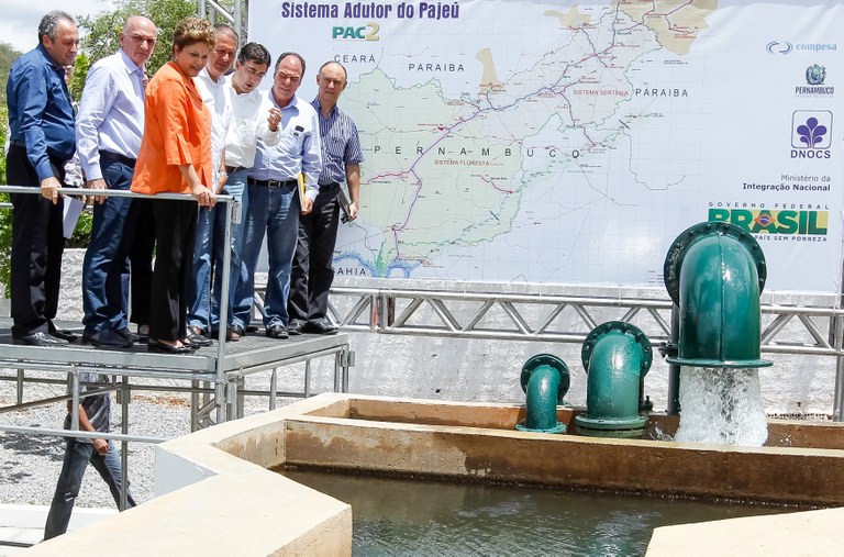 Presidenta Dilma Rousseff durante a cerimônia de entrega do trecho Floresta-Serra Talhada do Sistema Adutor Pajeú; de ônibus escolares, do programa caminho da escola; e de 22 máquinas retroescavadeiras a municípios do estado de Pernambuco. Serra Talhada - PE, 25/03/2013