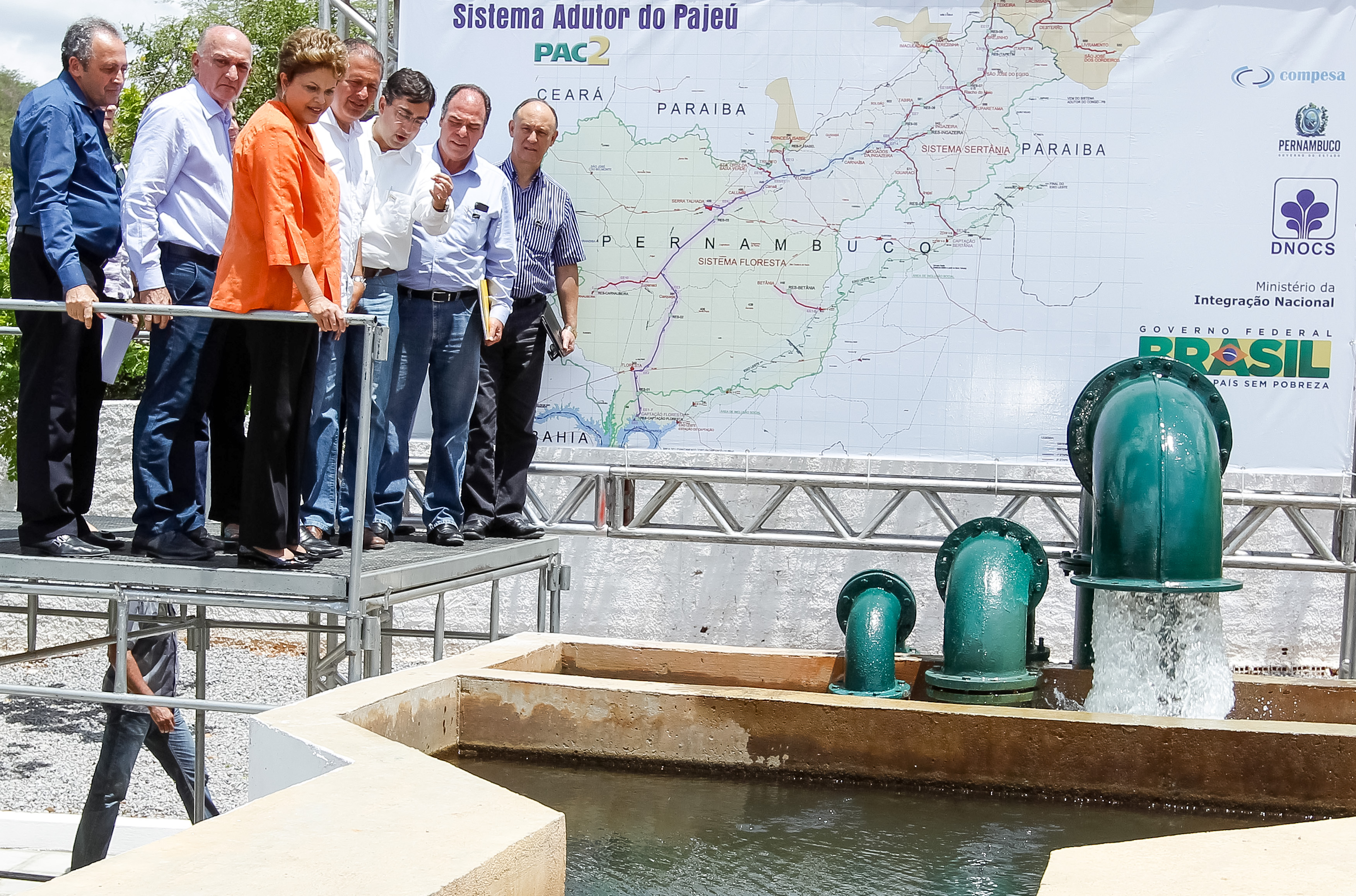Presidenta Dilma Rousseff durante a cerimônia de entrega do trecho Floresta-Serra Talhada do Sistema Adutor Pajeú; de ônibus escolares, do programa caminho da escola; e de 22 máquinas retroescavadeiras a municípios do estado de Pernambuco. Serra Talhada - PE, 25/03/2013
