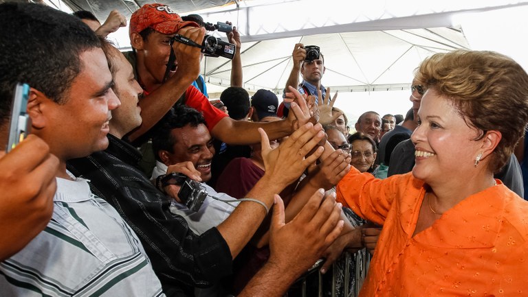 Presidenta Dilma Rousseff cumprimenta populares após cerimônia de entrega do trecho Floresta-Serra Talhada do Sistema Adutor Pajeú; de ônibus escolares, do programa caminho da escola; e de 22 máquinas retroescavadeiras a municípios do estado de Pernambuco. Serra Talhada - PE, 25/03/2013