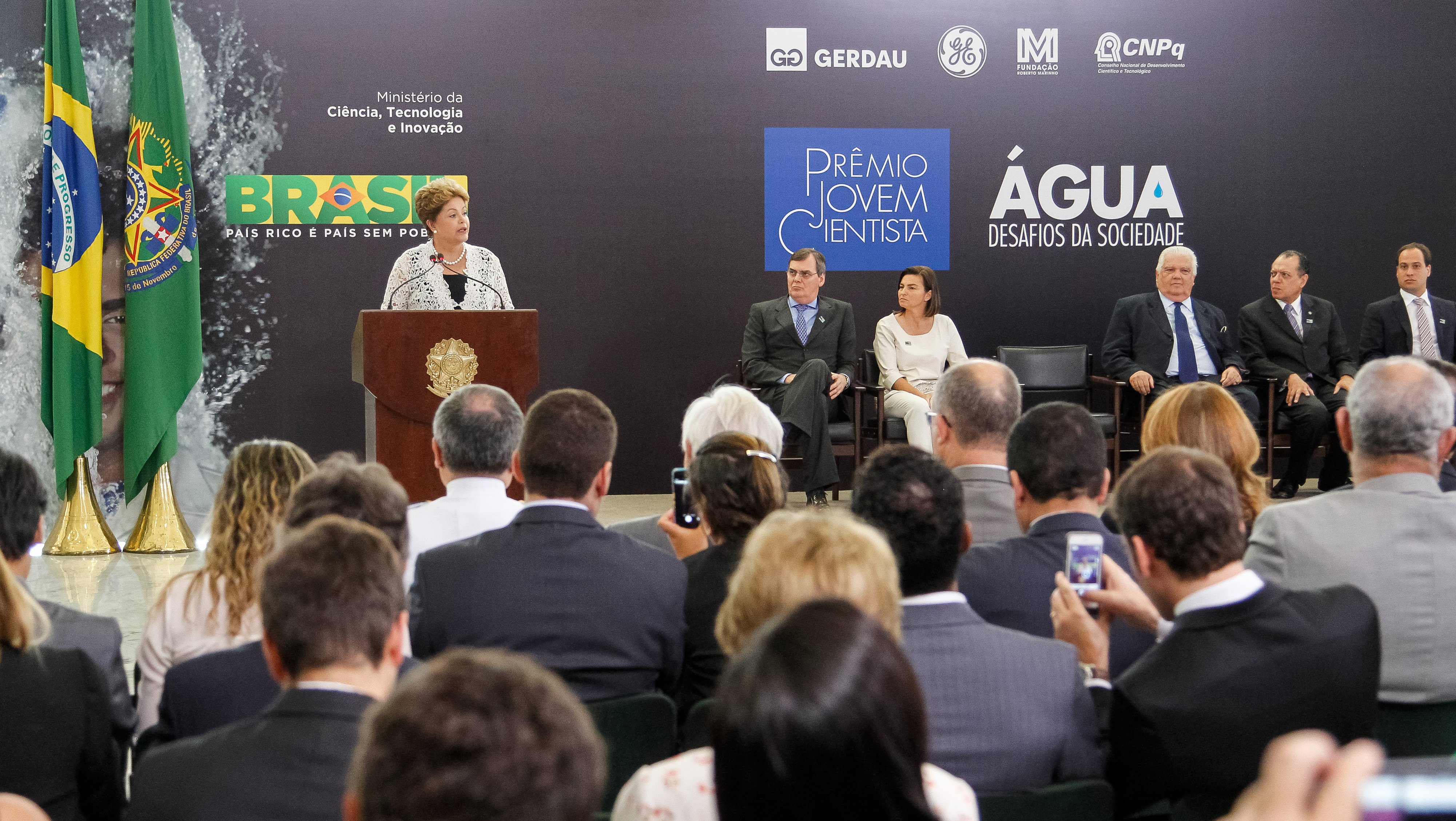 Presidenta Dilma Rousseff durante cerimônia de entrega do XXVII Prêmio Jovem Cientista 2013. Brasília - DF, 16/12/2013
