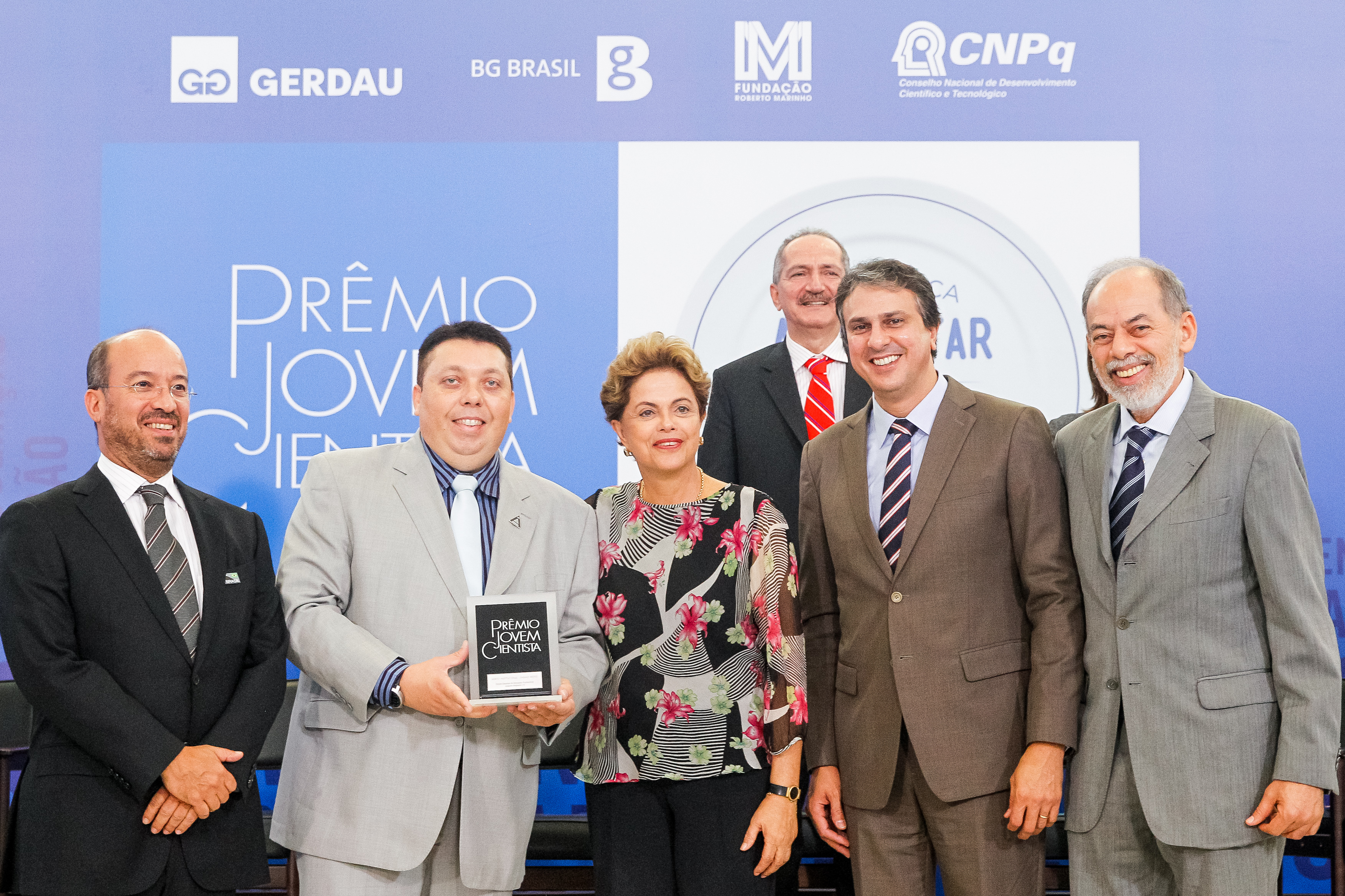 Presidenta Dilma Rousseff entrega prêmio na categoria Mérito Institucional do ensino Médio à Escola Estadual de Educação Profissional Joaquim Nogueira, de Fortaleza - CE representada pelo professor Walquer Cavalcante Maia Junior durante entrega do XXVIII Prêmio Jovem Cientista-Segurança Alimentar e Nutricional. Brasília-DF, 15/09/2015