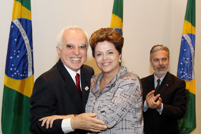 Presidenta Dilma Rousseff cumprimenta o Embaixador Samuel Pinheiro Guimarães, paraninfo da turma de 2010-2012 do instituto Rio Branco. Brasília - DF, 20/04/2012