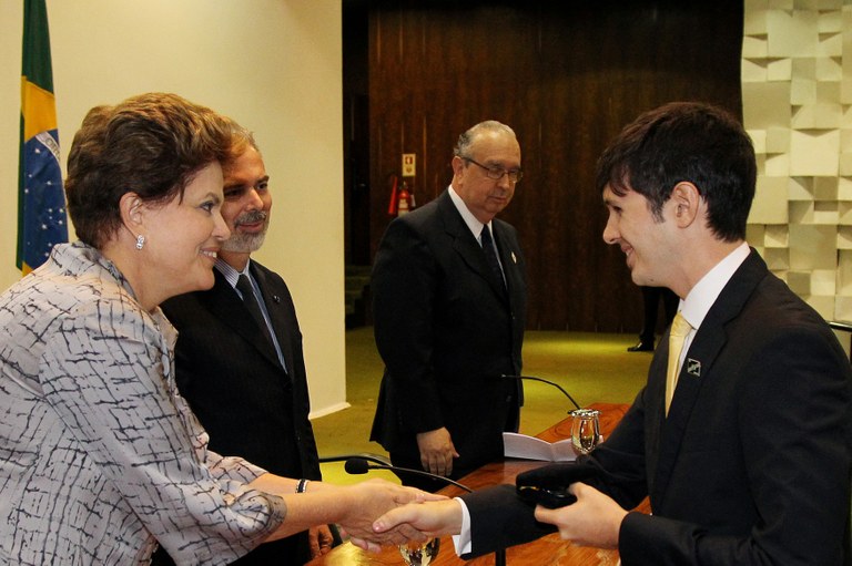 Presidenta Dilma Rousseff cumprimenta o aluno Gustavo Meira Carvalho, primeiro colocado da turma de 2010-2012 do instituto Rio Branco. Brasília - DF, 20/04/2012